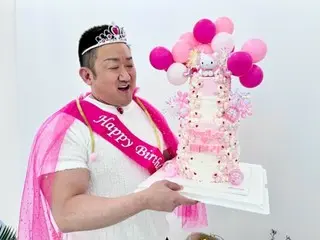 Ma Dong Seok berdandan seperti putri...Hello Kitty di kue ulang tahunnya