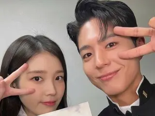 IU & Park BoGum tampil memukau dalam seragam tahun 70-an... visual yang menyegarkan