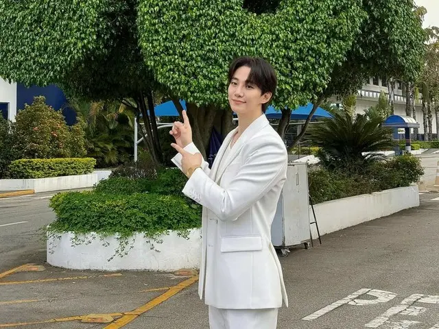 Junho 2PM tampil makin memukau dengan balutan busana serba putih... Cuplikan di balik layar penampilannya di acara bincang-bincang Brasil "The Noite" terungkap