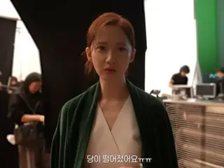 Yuna (Girls' Generation) memakan sesuatu yang manis setelah menginginkannya