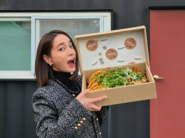 Aktris Lee Min Jung berterima kasih kepada orang-orang atas makanan ringannya... Foto potongan rambut bobnya yang cantik terungkap