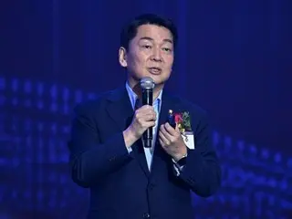 Anggota parlemen dari Partai People's Power, Ahn Cheol-soo menyampaikan permohonan yang tulus: "Presiden Yoon Seok-yeol dan partai yang berkuasa serta oposisi harus mengirimkan 'pesan penerimaan kepada Mahkamah Konstitusi'" (Korea Selatan)