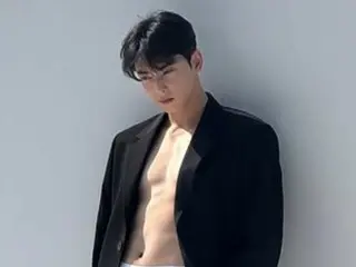 Cha Eun Woo (ASTRO) terlihat seperti lukisan, dengan visual sekelas harta karun nasional dan perut six-pack sekeras batu