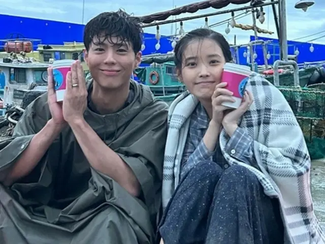 IU merilis foto dirinya dan sang suami, Park BoGum yang basah kuyup... Perhatian di lokasi syuting