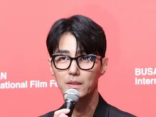 "Ini adalah 10 tahun yang menyenangkan, terima kasih" - Aktor Cha Seung Won mengucapkan selamat tinggal kepada YG dengan truk kopi di depan gedung perusahaan