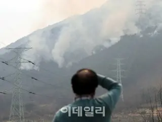 Kebakaran hutan di Kabupaten Uiseong, Provinsi Gyeongsang Utara...Mungkin disebabkan oleh pembakaran yang dilakukan oleh para peziarah makam? = Korea Selatan