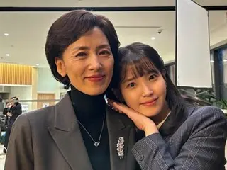 IU terlihat berpelukan dengan mendiang aktris Kang Myung-ju, yang meninggal pada bulan Februari tahun ini... tampilan yang berbeda dari penampilannya di drama