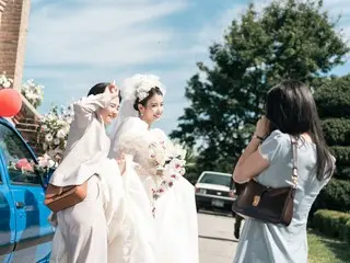 Potongan gambar dari episode baru kisah mengharukan "Thank You" yang dibintangi IU dan Park BoGum telah dirilis, memperlihatkan IU dalam balutan gaun pengantin yang cantik.