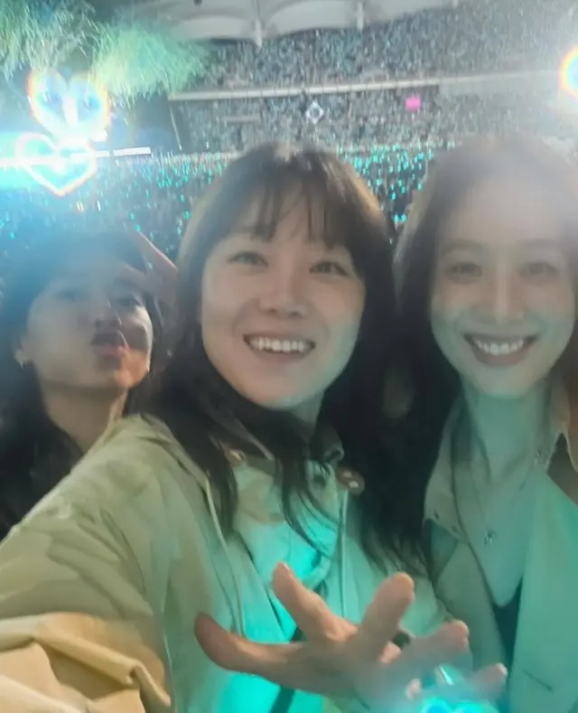 女優コン・ヒョジン＆チョン・リョウォン、「Coldplay」コンサートで感激...「愛を撒く公演」