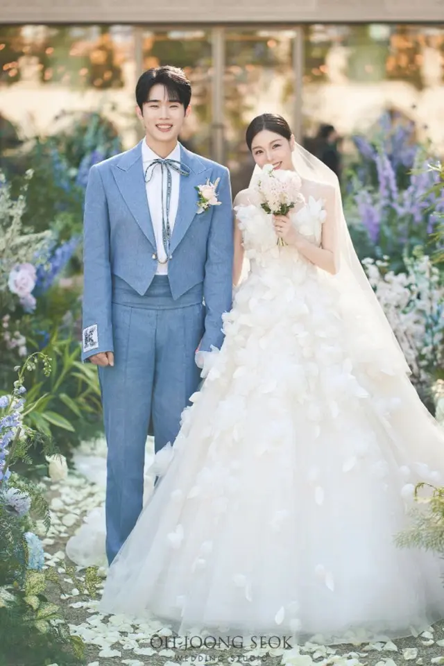 Ailee＆チェ・シフン、「私たち結婚しました」…結婚式写真公開