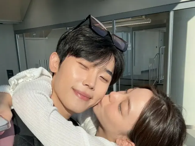 Penyanyi Ailee dan Choi Si Hoon berbagi ciuman di pipi selama bulan madu mereka... "Semoga setiap hari dipenuhi dengan tawa"