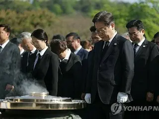 Pemimpin progresif Lee Jae-myung mengunjungi makam Syngman Rhee dan Park Chung-hee dalam upaya untuk memenangkan hati para pemilih konservatif