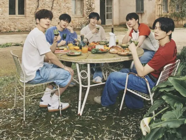 "TOMORROW X TOGETHER" merilis foto konsep pertama untuk "Love Language"... Para anggota menikmati pemandangan eksotis