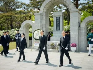 Tempat pertama yang dikunjungi calon presiden Han Deok-soo adalah Pemakaman Nasional... "Rakyat ingin kita maju, bukan ke kiri atau ke kanan"