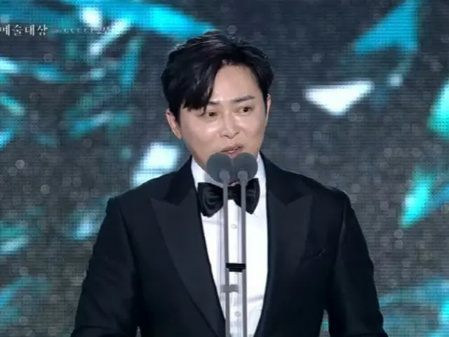 Cho JungSeok memenangkan penghargaan tertinggi di Baeksang Arts Awards untuk "I love you, Gummy"