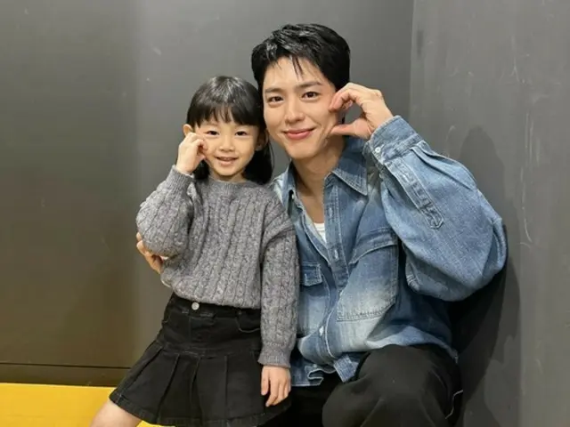 Kisah indah Park BoGum berlanjut... Dia membuat Geum-myung muda menyapa Suzy (mantan Miss A) seolah-olah dia adalah putrinya sendiri di Baeksang Arts Awards