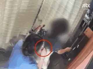 Seorang perawat praktik berlisensi Korea berulang kali melepaskan kalung emas dari seorang anak yang demam tinggi hanya dalam 10 detik.