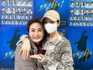 Song Hye Kyo memeluk Park Kyung Lim dan menyemangatinya