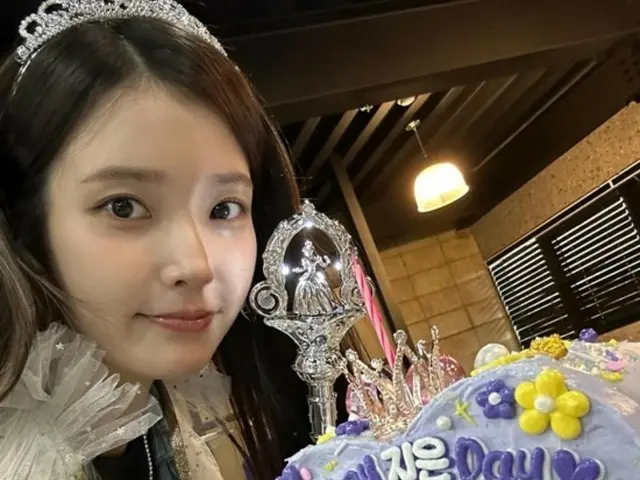 IU merayakan ulang tahunnya dengan "pakaian putri"...foto-fotonya yang menggemaskan menjadi tren