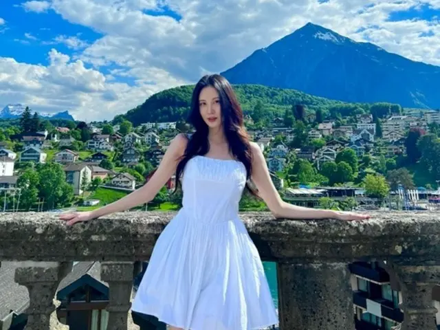 Seohyun (Girls' Generation), bahkan saat memakai sepatu kets, memiliki kaki indah seukuran 11 angka... Dia benar-benar orang paling ramping di industri hiburan
