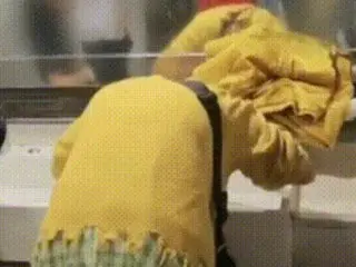 Wanita mencuci rambut dengan sabun cuci tangan di toilet bandara Korea menimbulkan kontroversi (Korea)