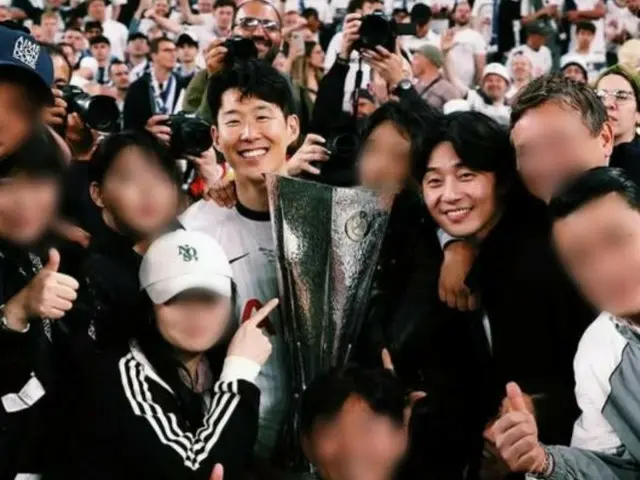 Pemain sepak bola Son Heung Min memenangkan piala pertamanya...dengan sahabatnya Park Seo Jun di sisinya