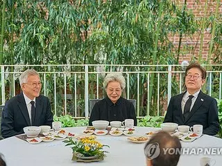 Calon presiden Lee Jae-myung makan siang dengan mantan Presiden Moon dalam upaya menggalang pendukung = pemilihan presiden