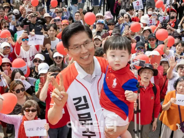 Calon Kim Moon-soo, sambil menangis, memohon dalam pidatonya di Gumi, "Kehormatan mantan Presiden Park Geun-hye harus dipulihkan."