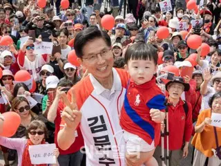 Calon Kim Moon-soo, sambil menangis, memohon dalam pidatonya di Gumi, "Kehormatan mantan Presiden Park Geun-hye harus dipulihkan."