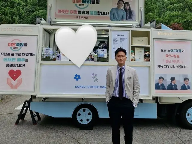Zin Tai Hyun yang tengah berjuang melawan kanker, tersenyum di depan truk kopi yang dikirim oleh istrinya, "Jangan khawatir semuanya"