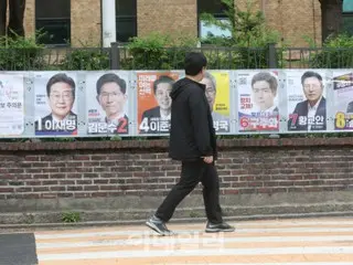 Grafiti dan pesan tercetak "Jangan pilih kandidat OO" di halte bus... Permintaan investigasi = Jeju, Korea Selatan