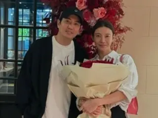 Aktris Cha Yeri-young merayakan ulang tahun pernikahannya yang ke-8 dengan suaminya Joo Sang-Wook...tetap menjadi pasangan yang sama