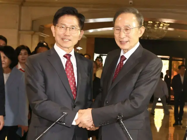 Mantan Presiden Lee Myung-bak bertemu dengan kandidat Kim Moon-soo... "Mari kita tetap bersatu sampai akhir" = Korea Selatan