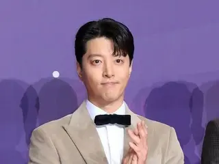 Aktor Lee Dong Gun terlihat berkencan dengan seorang wanita cantik... 5 tahun setelah perceraiannya