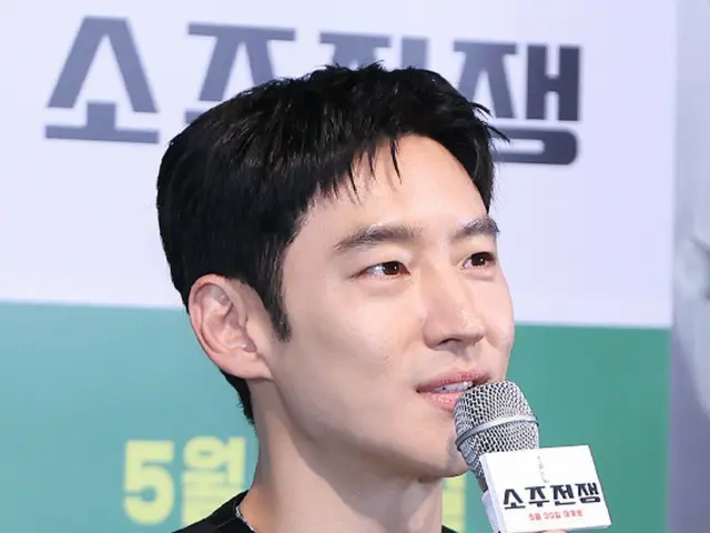 Lee Je Hoon hadir di media preview film "Soju Wars": "Karakternya benar-benar berbeda dari yang ada di 'Negotiation Skills'"
