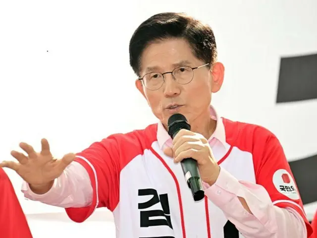 Kim Moon-soo, kandidat presiden dari Partai People's Power: "100 juta won untuk setiap anak yang Anda lahirkan...uang tersebut akan dibayarkan secara mencicil saat mereka masuk sekolah dasar, menengah, dan atas" (Korea Selatan)