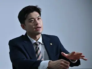 Kim Yong-tae, ketua komite tanggap darurat People's Power, mengatakan, "Kami sedang mempertimbangkan untuk mengubah undang-undang pemilu untuk memungkinkan 'pemberian cap langsung' pada surat suara yang sudah didahulukan... Ketua komite manajemen pemilu harus meminta maaf" (Korea Selatan)