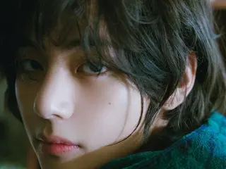 Penggemar Korea dari V BTS melakukan perjalanan dari Seoul ke Chuncheon untuk acara perayaan keluarnya dari militer