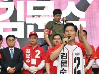 Kandidat Kim Moon-soo menunjuk Lee Jae-myung, "Istri saya menggunakan kartu kredit perusahaan, anak saya menggunakan bahasa kasar"... "Keluarga saya berbeda" = Korea Selatan