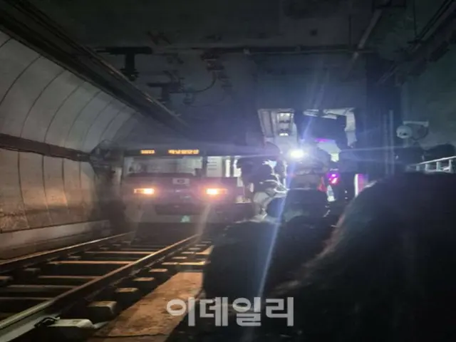 "Mengapa kamu tidak membuka pintunya?" Penumpang yang terjebak di kereta bawah tanah berteriak - Korea Selatan