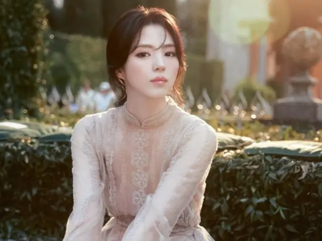 Aktris Han So Hee memamerkan gaun tembus pandangnya yang elegan dan seksi