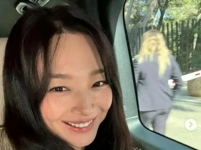 Pacar Kim Woo Bin, Shin Min A, senyum manis dengan lesung pipit