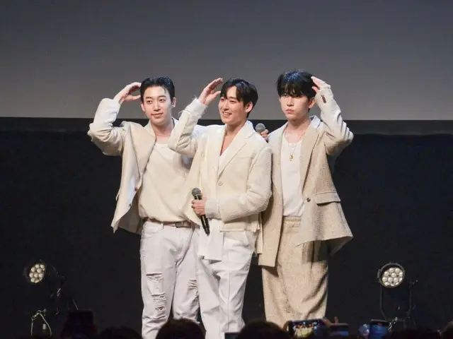 [Laporan Resmi] Hun, Kevin, dan Kiseop UKISS sangat gembira bisa bersatu kembali di atas panggung untuk pertama kalinya dalam sekitar 8 tahun! Laporan dari hari pertama Tokyo Fan Live telah tiba!