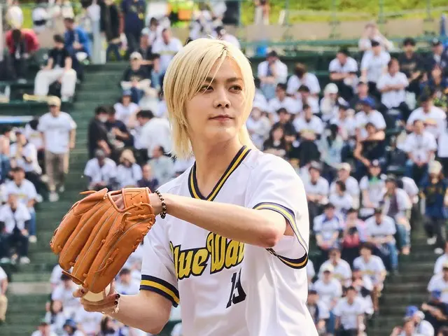 Yuta (NCT) maju ke gundukan untuk lemparan pembukaan spesial! "#ConnectingKorea KOREA DAY" diadakan di Hotto Motto Field Kobe