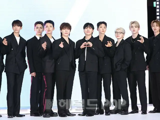 [Foto] "SEVENTEEN" menyapa penonton dengan setelan jas yang menawan