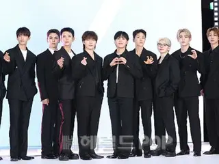 [Foto] "SEVENTEEN" menyapa penonton dengan setelan jas yang menawan