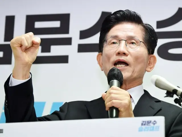 Mantan kandidat presiden dari Partai People's Power, Kim Moon-soo, meminta maaf: "Kita telah melakukan kejahatan bersejarah... Kita perlu merenungkan diri kita sendiri secara mendalam" (Korea Selatan)