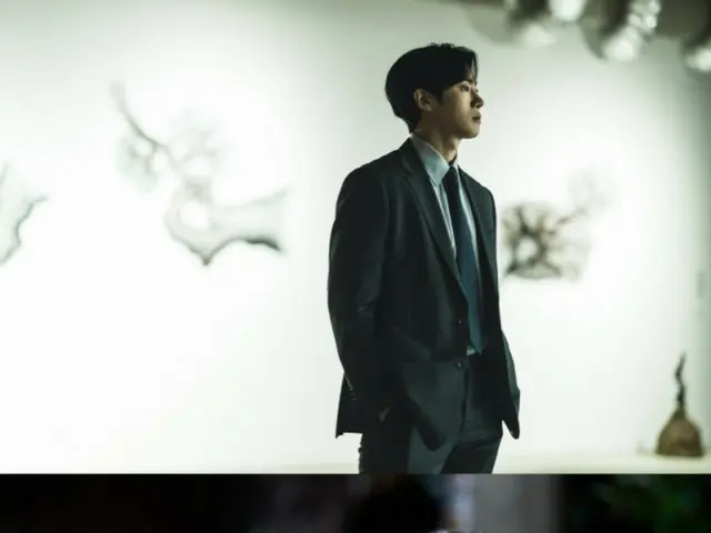 Aktor Choo Young Woo terus menggarap dua genre berbeda, dari drama noir "The Square" hingga romansa remaja "The Shrine Maiden and the Stars"