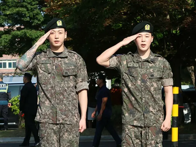 [Foto] JIMIN dan JUNG KOOK BTS diberhentikan hari ini (11) setelah menyelesaikan dinas militer mereka selama 1 tahun dan 6 bulan!