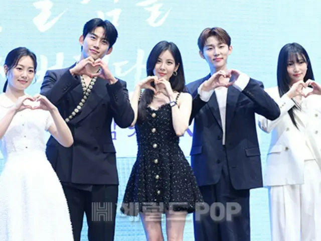 [Foto] Tacyeon (2PM) & Seohyun (Girls' Generation) menghadiri presentasi produksi untuk drama baru "I Stole the Lead Role's First Experience"